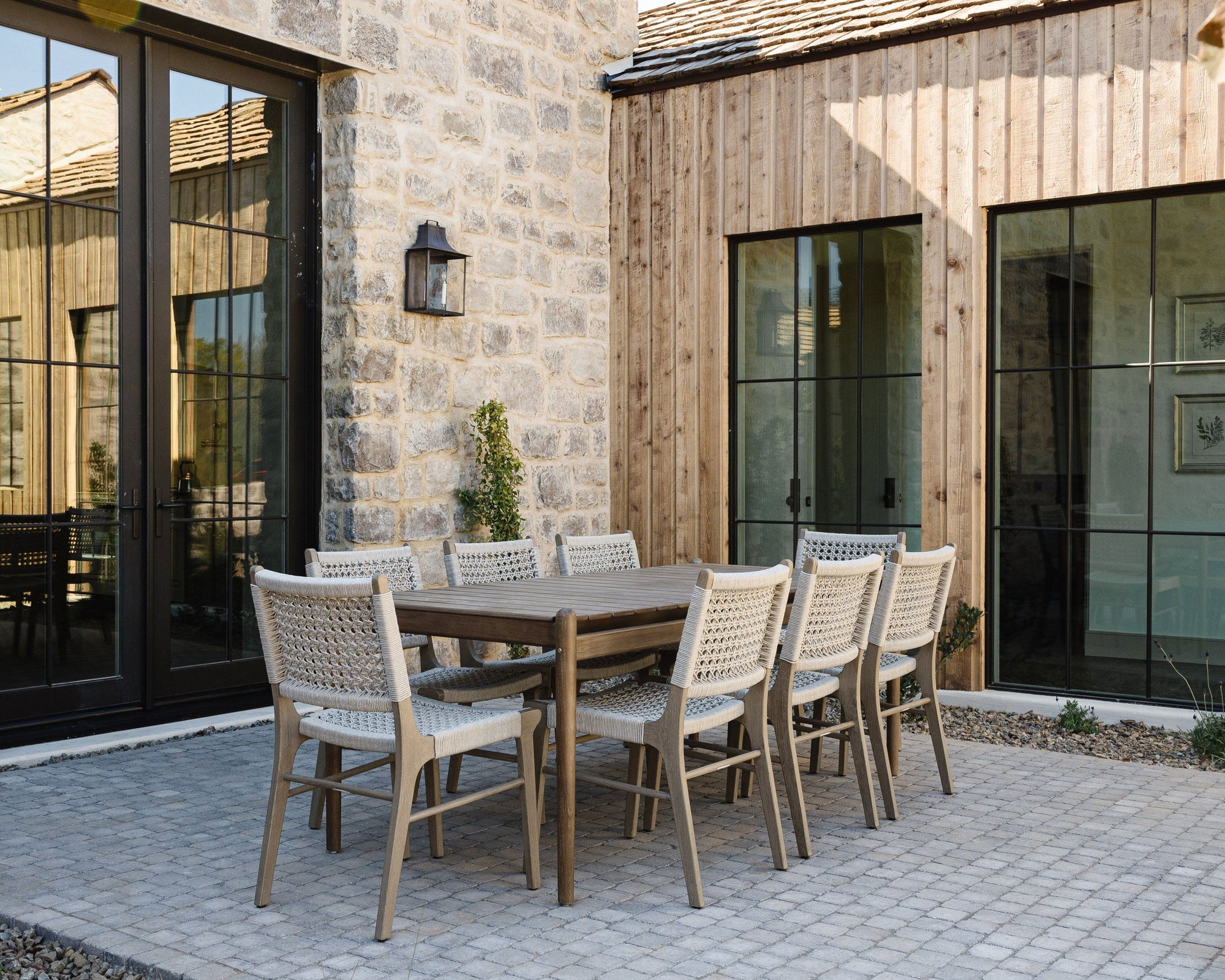 How Natural-Look Stone Veneer Defines the New Coastal Vernacular