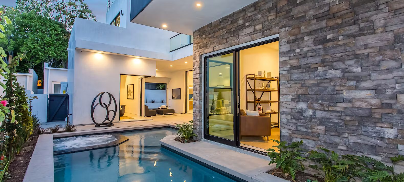 From Traditional to Trendsetting: 10 Modern Fireplace Design Examples